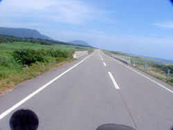 どこまでもまっすぐな道